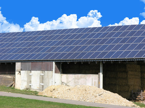 Solarzellen auf einem Scheunendach