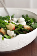 Rocket salad with peaches and mozzarella