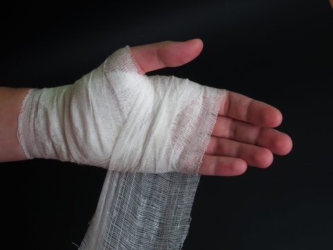 Как выглядят изрезанные руки Hand With Bandage Зображення - огляд 156,773 Стокові фото, векторні зображення й