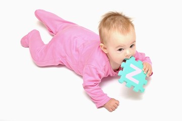 bébé avec puzzle