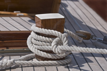 Barca ormeggiata - bitta e corda