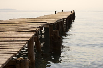 hölzerner badesteg am strand von Ipsos, Korfu