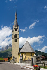 Fototapeta na wymiar Alba di Canazei, kościół