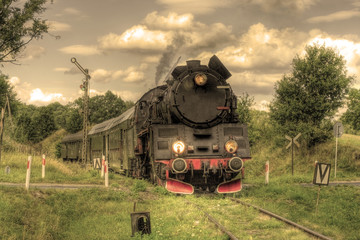 Fototapeta na wymiar Stary pociąg retro pary przechodzącej przez polskiej wsi