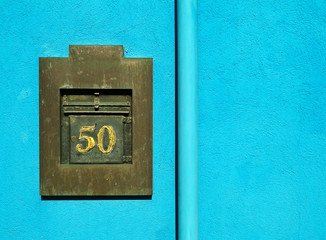 Hausmauer mit Zahl 50