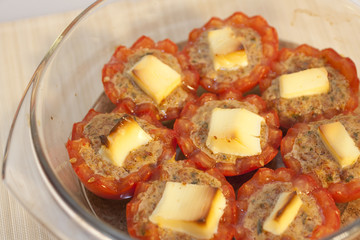 Dekorative geschnitte Tomaten, gefüllt und aus dem Backofen