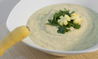Möhrensuppe aus cremefarbenen Karotten