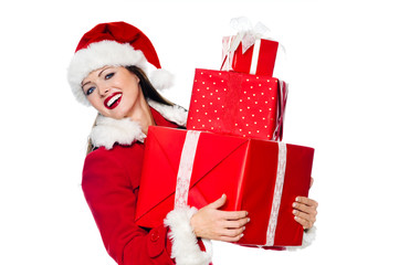 Frau im Weihnachtskostüm trägt 3 Geschenke