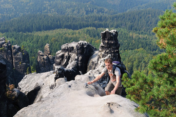 Mann klettert am Klettersteig im Elbsandsteingebirge