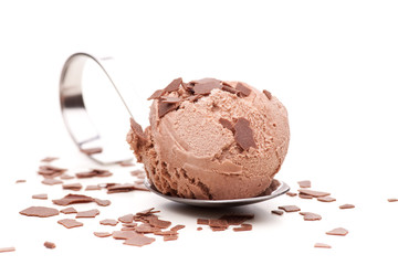 Schokoladeneis in Löffel mit Schokoladenstreusel