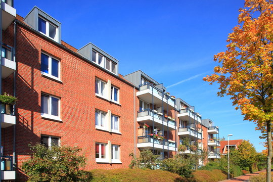 Wohnhaus Mehrfamilienhaus Balkone, Fassade,blauer Himmel