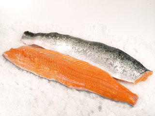 Lachsfilets auf Eis