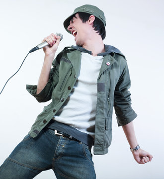jeune chanteur dynamique