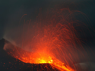 Leuchtfeuer im Mittelmeer Vulkan Stromboli