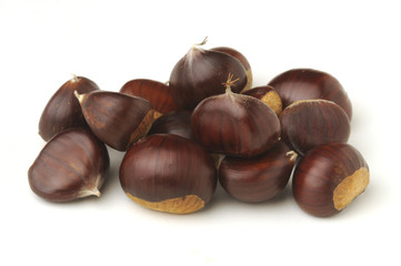 Castagne su fondo bianco
