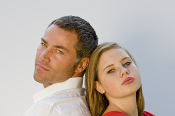 Vater und Tochter mit ernstem Blick