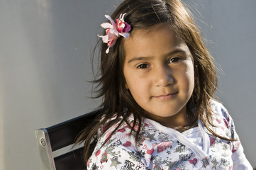 Kind sitzt auf einem Stuhl