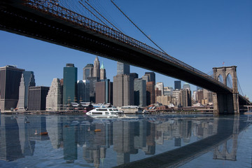 Fototapeta na wymiar Brooklyn Bridge i Manhattan w Nowym Jorku