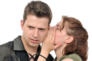 Freigestelltes Portrait eines jungen flüsternden Paares