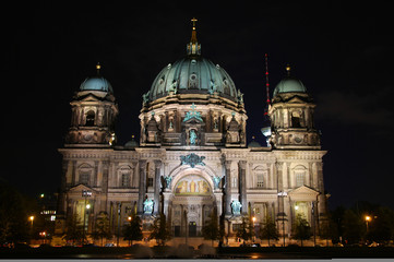 Fototapeta na wymiar frontal view of berlin dome by night