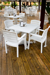 Fototapeta na wymiar Wiele białe plastikowe krzesła i stoły
