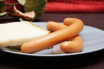 wiener würstchen mit brot und senf