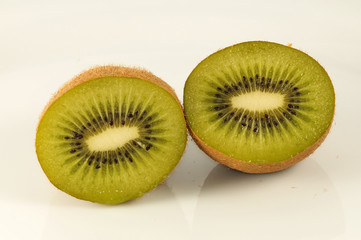 cut kiwi fruit on the tables