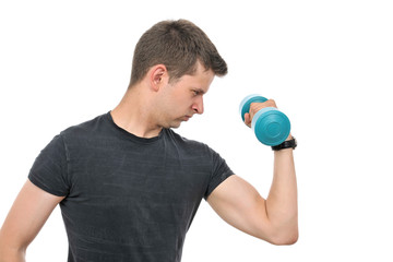 Freigestelltes Portrait eines jungen Mannes mit Hantel