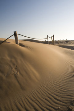 Valla sobre las dunas del desierto