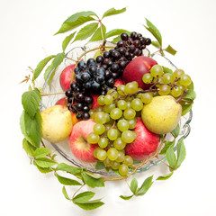 Schale mit Obst, Birnen, Äpfel, Trauben und Weinblatt