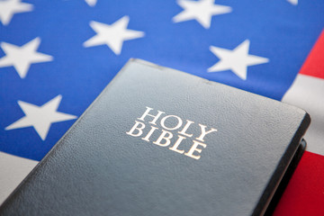 schwarze Bibel und Flagge der USA