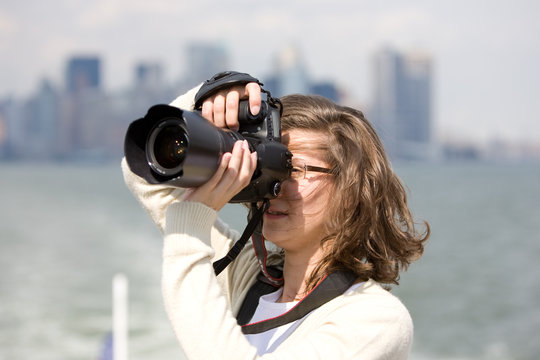 junge Frau beim Fotografieren vor der Skyline von New York