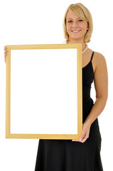 Junge Frau in Abendkleid mit Schild