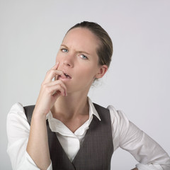 femme d'affaires doute question suspicision