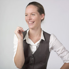 jeune femme sympatique souriant