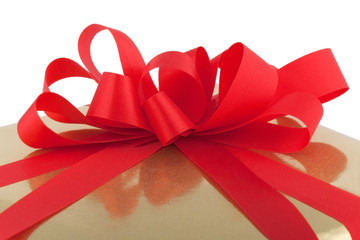Goldenes Geschenkpaket mit roter Schleife