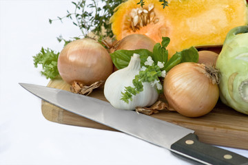 Zwiebel, Knoblauch, Kräuter und Kürbis