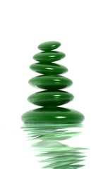 galets verts empilés dans l'eau