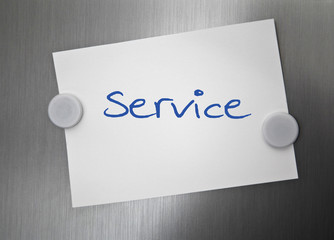 Karte an der Pinnwand mit Service