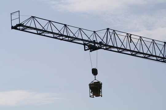 Grua de obra con cazo para el hormigon.