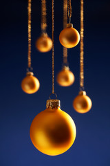 gold christmas balls on - obrazy, fototapety, plakaty