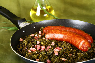 Grünkohl und Mettwurst