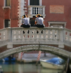 gondolier sur le pont à Venise