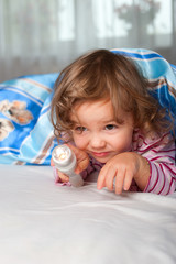 Kind mit der Taschenlampe