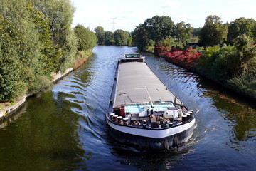 Wasserfahrzeug auf einem Kanal