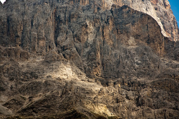 Felsen am Passo di Rolle, Dolomiten