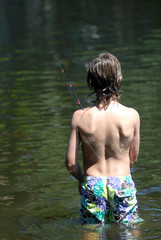 Ni&ntilde;o pescando