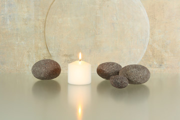 Runde Steine mit Kerze