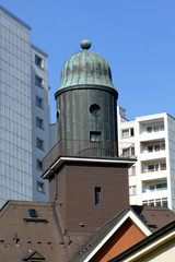 alter Turm und Hochhaus