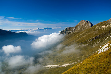 Obraz premium Montasch über dem Nebel, Julische Alpen
